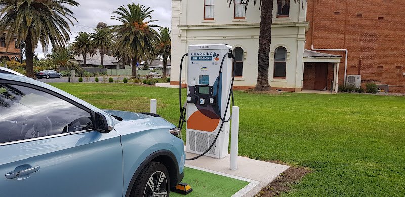 Fast EV charger in Inglewood