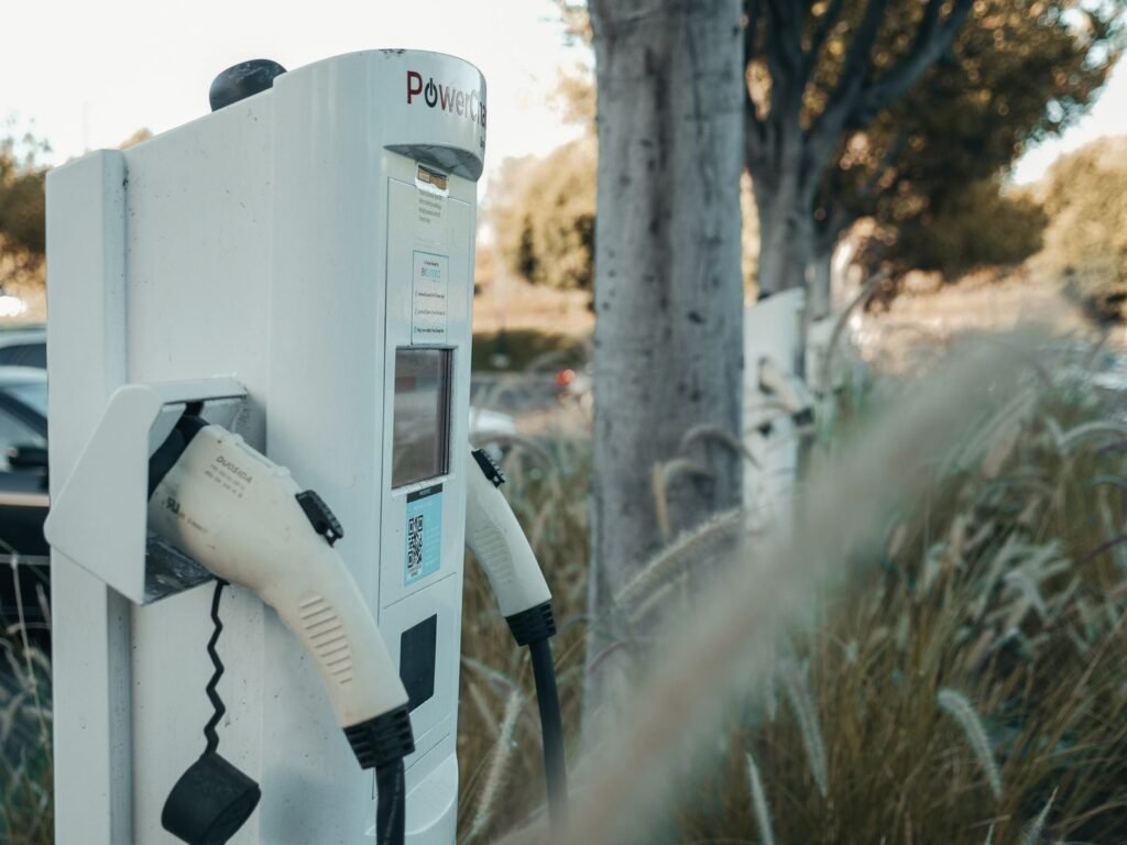 Paying for Public EV Charging: Apps, RFID, Tap-and-Go and Network Roaming